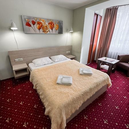 Apartments Deluxe イヴァーノ＝フランキーウシク エクステリア 写真